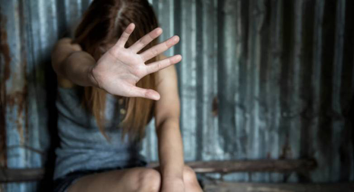 Σοκ και στη Λιβαδειά: Ανήλικη καταγγέλλει τον βιασμό της από δύο άνδρες – Την έβαλαν με τη βία στο ΙΧ τους