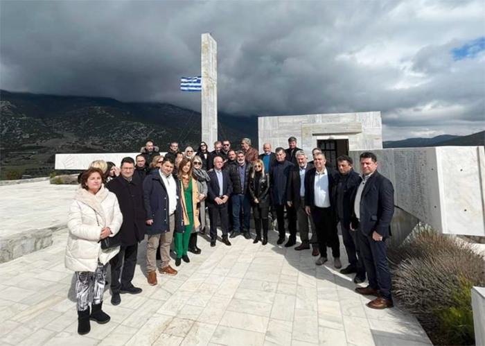 Οι Δήμαρχοι όλης της Στερεάς Ελλάδας προσκύνησαν τους σφαγιασθέντες από τους Γερμανούς στο Μαυσωλείο Διστόμου