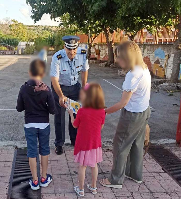 Ευχές για καλή σχολική χρονιά και ενημερωτικά φυλλάδια, διένειμαν αστυνομικοί σε μαθητές δημοτικών σχολείων της Π.Σ.Ε. και στους γονείς τους, εν όψει της έναρξης της νέας σχολικής περιόδου