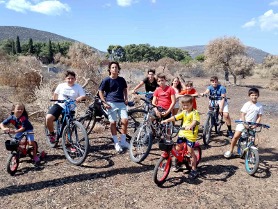 Από αριστερά: Λουκία, Κωνσταντίνος, Αυγουστής, Βασίλης, Χαράλαμπος, Εβελίνα, Νικόδημος, Αλέξανδρος, Αριστοτέλης και Κωνσταντίνος